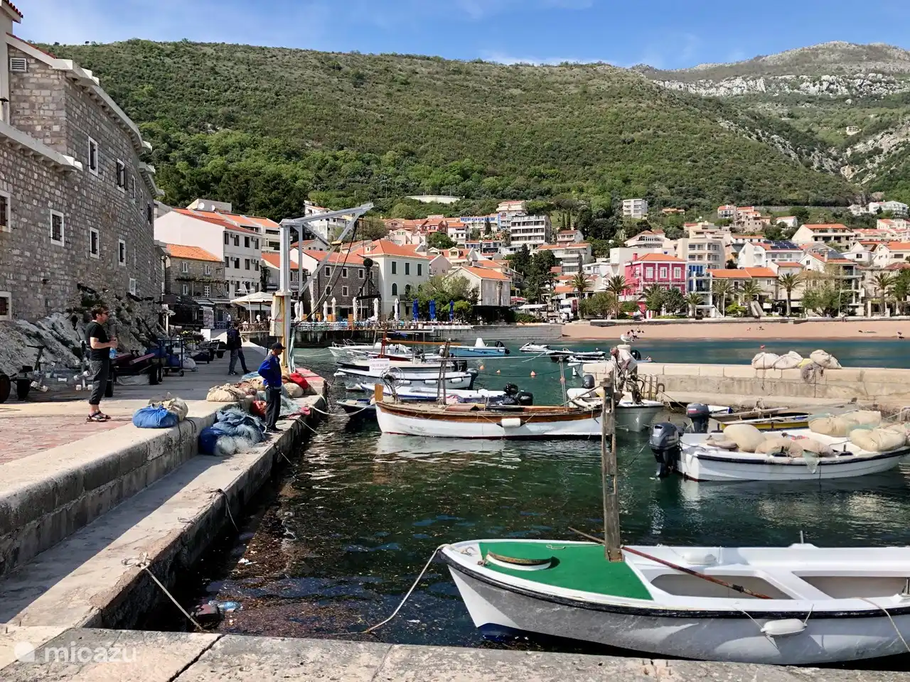 Village de pêcheurs idyllique de Petrovac na moru. En été, il peut être occupé. De là, vous pourrez profiter d'une belle baignade. Petrovac est l'une des nombreuses villes côtières avec des sites intéressants.