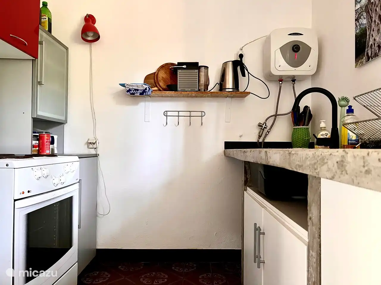 J'ai construit cette cuisine moi-même à partir de béton magnifiquement fini. La cuisine est équipée d'un four, de plaques électriques, d'un réfrigérateur, d'une bouilloire congélateur et de tout l'électroménager et de la vaisselle pour 9 personnes.