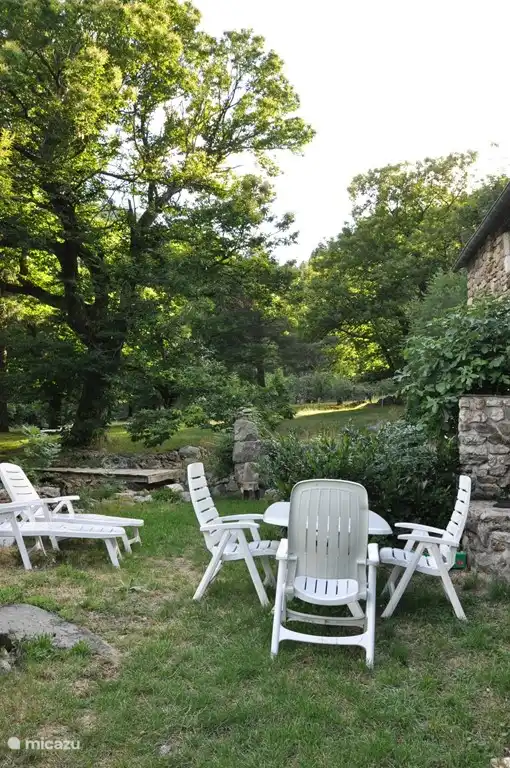 hintere Terrasse (mit Blick auf den Obstgarten)