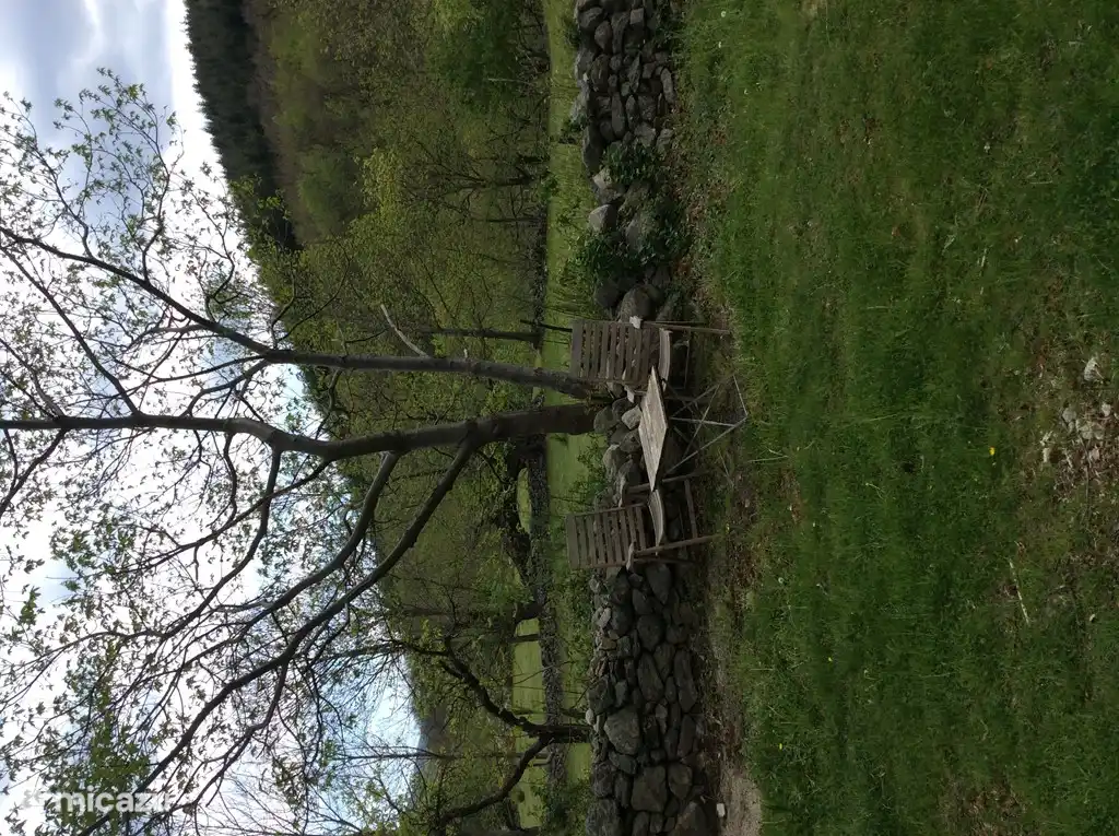 zweiter Sitzplatz im Obstgarten