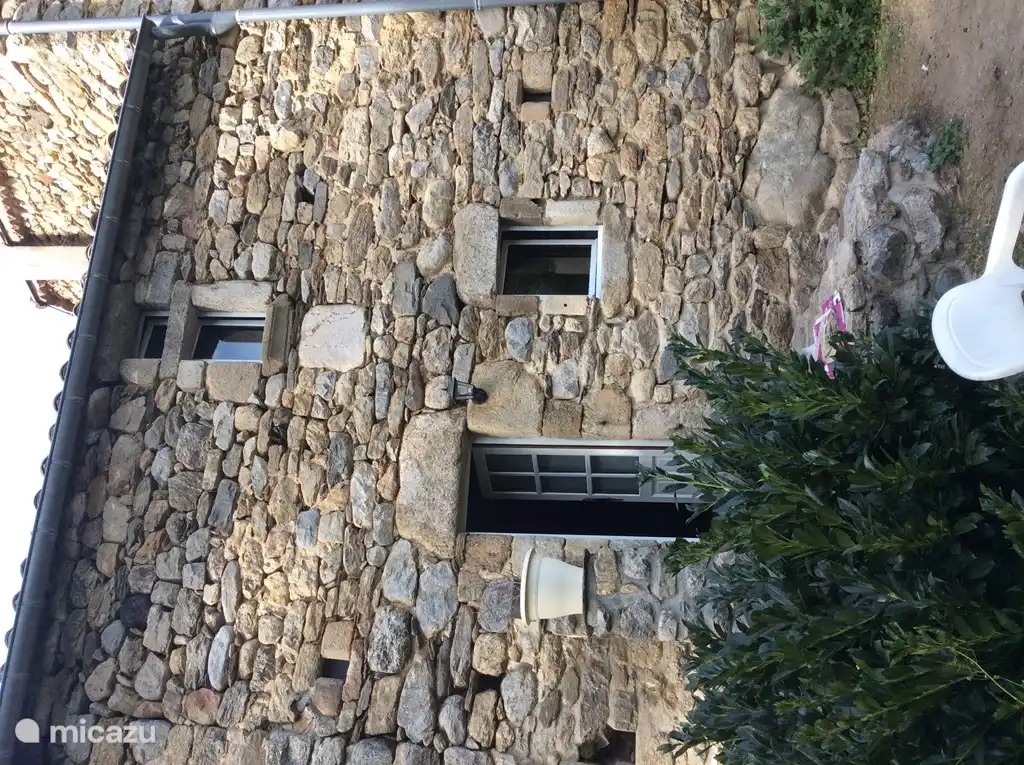 Auch Foto des Mas auf der Rückseite mit dem 6-Personen-Haus