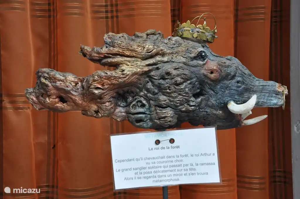 Juwelier Largentiere mit einer Parodie auf den König des Waldes (Wildschwein)