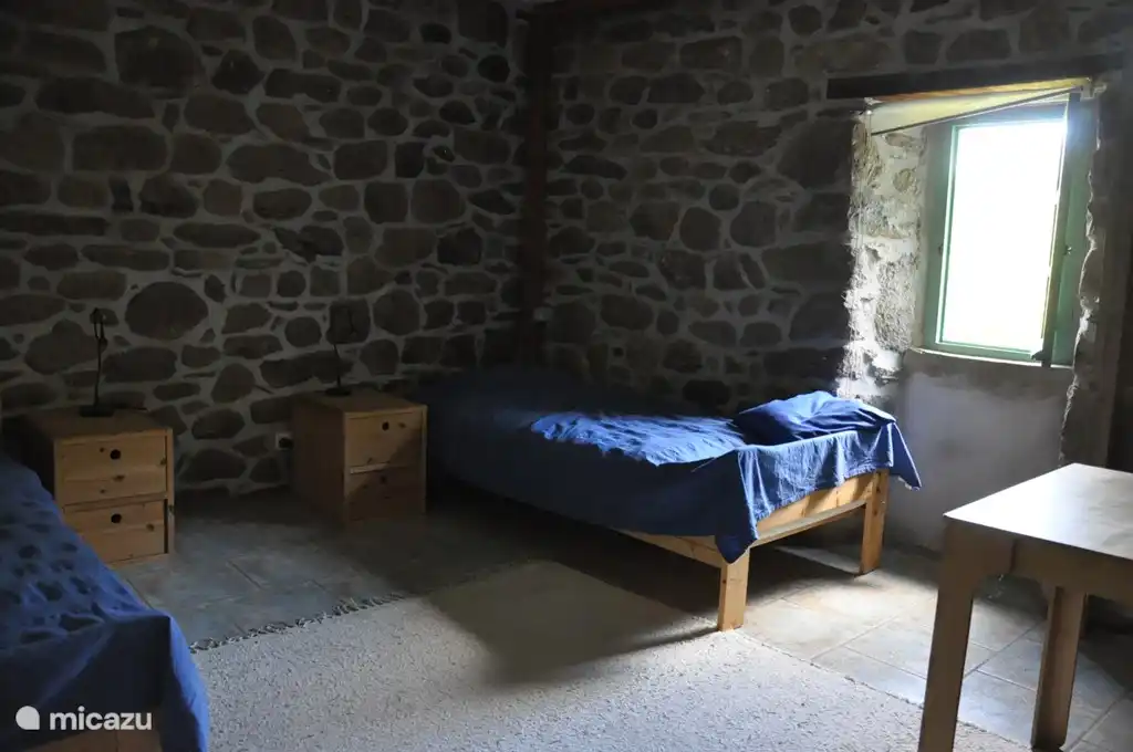 2. Schlafzimmer mit 2 Betten und separaten Tabelle