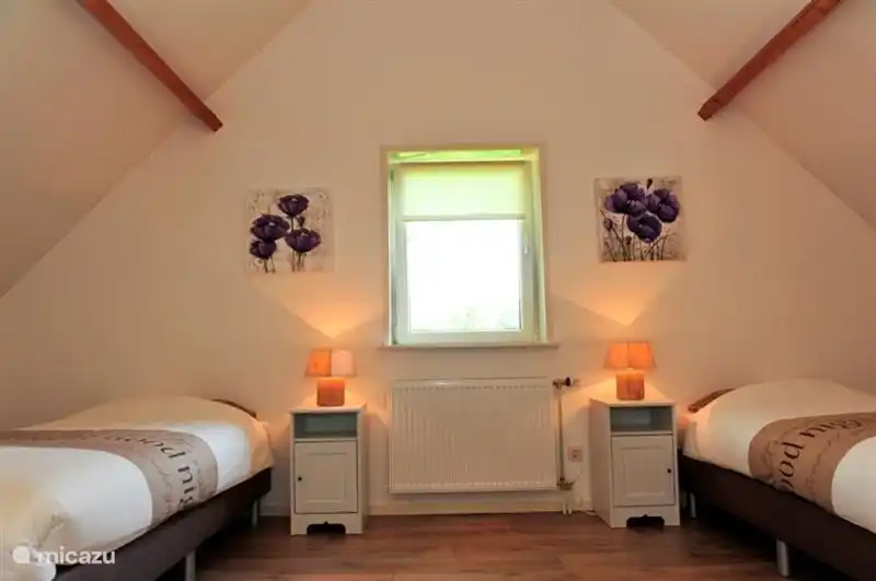 La chambre spacieuse au premier étage