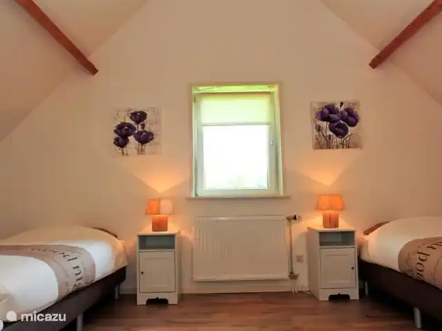 Erve Getkot  'n Belt en Países Bajos, Overijssel, Ootmarsum - casa vacacional El amplio dormitorio en el primer piso.