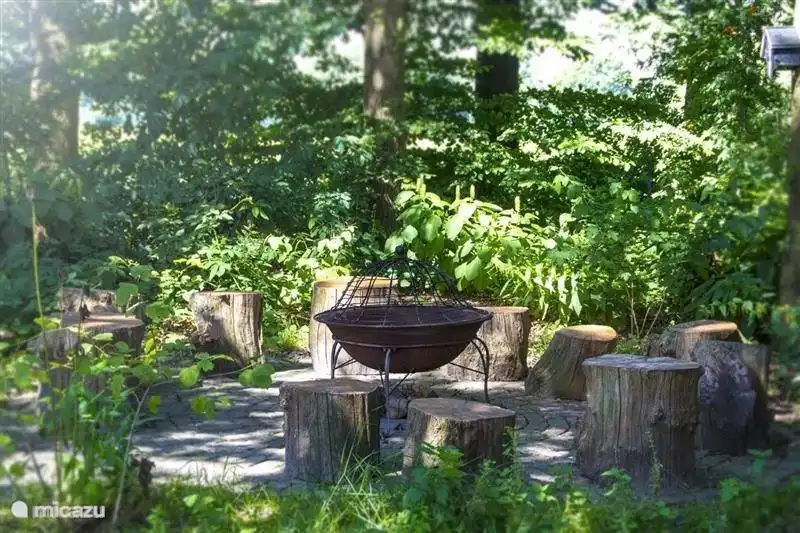 Installez-vous confortablement autour du foyer les soirs d'été