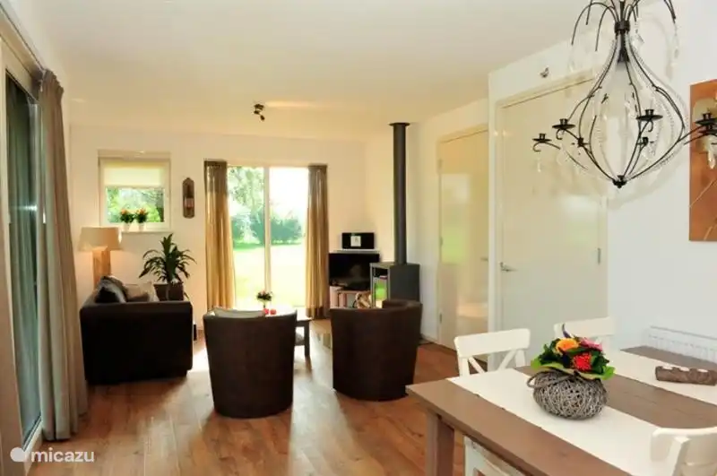 Le salon donne sur la grande pelouse.