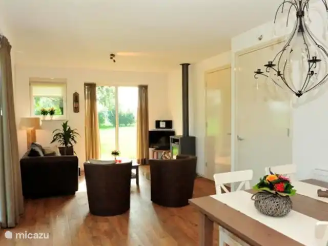 Erve Getkot  'n Belt en Países Bajos, Overijssel, Ootmarsum - casa vacacional El salón da al gran jardín.