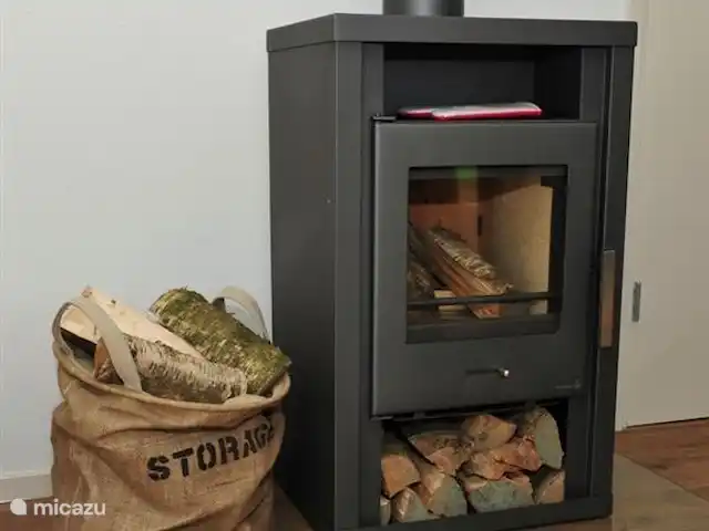 Erve Getkot  'n Belt en Países Bajos, Overijssel, Ootmarsum - casa vacacional La estufa de leña aporta calidez y comodidad a toda la habitación.