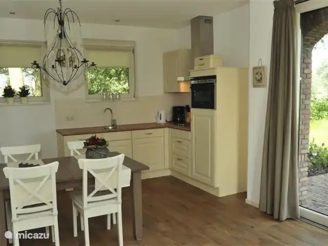 Erve Getkot  'n Belt en Países Bajos, Overijssel, Ootmarsum - casa vacacional La cocina está totalmente equipada. Con puertas de jardín a la terraza.