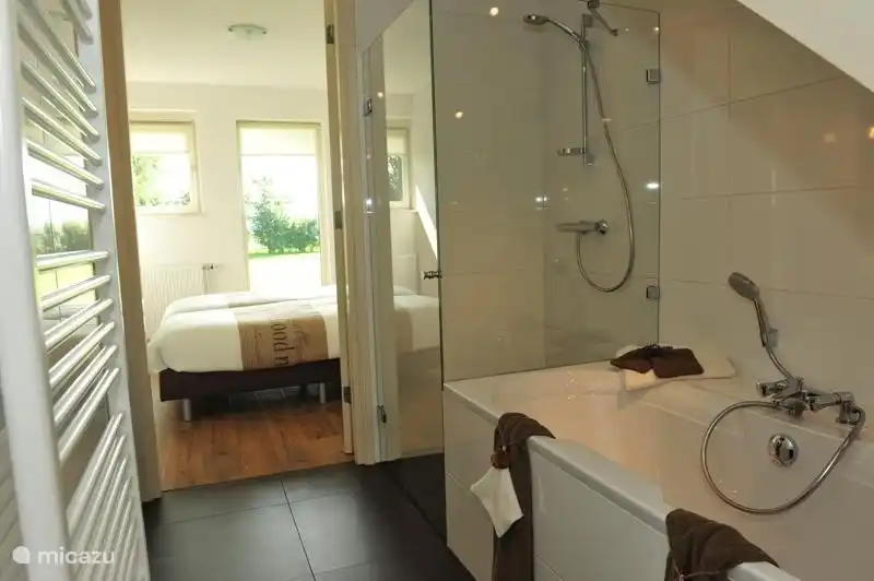 La luxueuse salle de bain avec bain et douche séparée