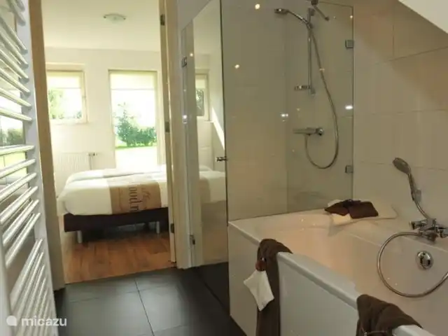 Erve Getkot  'n Belt en Países Bajos, Overijssel, Ootmarsum - casa vacacional El lujoso cuarto de baño con bañera y ducha separada.