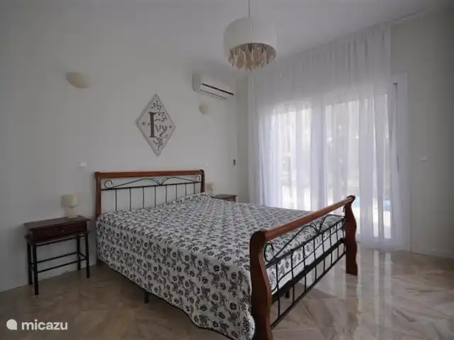 Villa individuelle de luxe Livadia | Grèce, Péloponnèse, Kantia - villa Chambre Aphrodite air conditionné, grande armoire à glace et portes coulissantes sur deux terrasses. Du lit vous avez une vue sur la mer .....