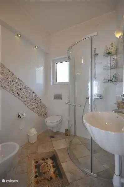 Badezimmer Aphrodite mit WC, Bidet und Massagedusche. Das Mosaik besteht aus Steinen und Muscheln von unserem Strand.....