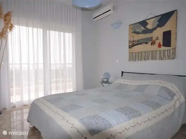 Villa individuelle de luxe Livadia | Grèce, Péloponnèse, Kantia - villa Chambre Artemide, comme toutes les chambres climatisées, un joli lit double. Portes coulissantes sur deux balcons avec vue sur la mer et la montagne. Vous choisissez où vous voulez regarder quand vous vous réveillez, mer, montagne ou les deux.