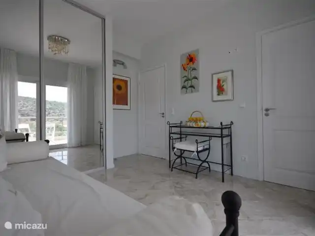 Villa individuelle de luxe Livadia | Grèce, Péloponnèse, Kantia - villa Chambre Dimetra, équipée d'un meuble miroir à portes coulissantes. Le lit peut être doublé en tirant le lit gigogne intégré. La chambre dispose d'un grand balcon avec vue sur la mer et la montagne