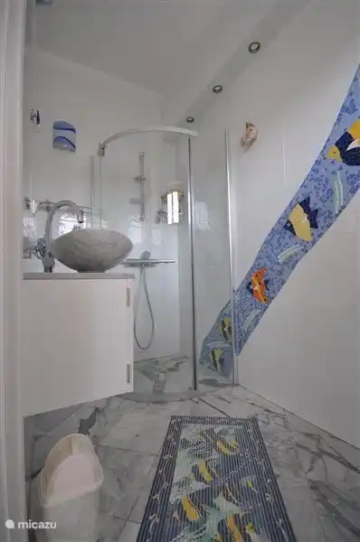 Badezimmer Dimetra Marmor-Waschbecken, Dusche und WC. Das Mosaik an der Wand gibt Ihnen die Idee von einem tropischen warmen Meer.
