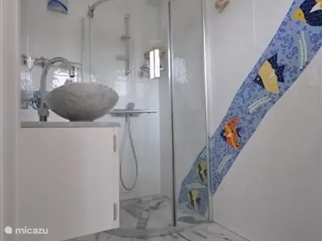 Villa individuelle de luxe Livadia | Grèce, Péloponnèse, Kantia - villa Salle de bain Dimetra , vasque en marbre, douche massante et toilettes. La mosaïque sur le mur vous donne l'idée d'une mer chaude tropicale.