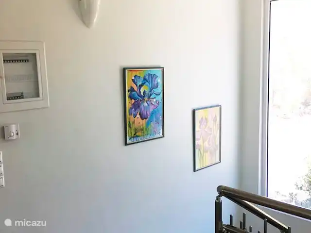 Villa individuelle de luxe Livadia | Grèce, Péloponnèse, Kantia - villa La cage d'escalier centrale spacieuse recouverte de marbre et d'art sur le mur.