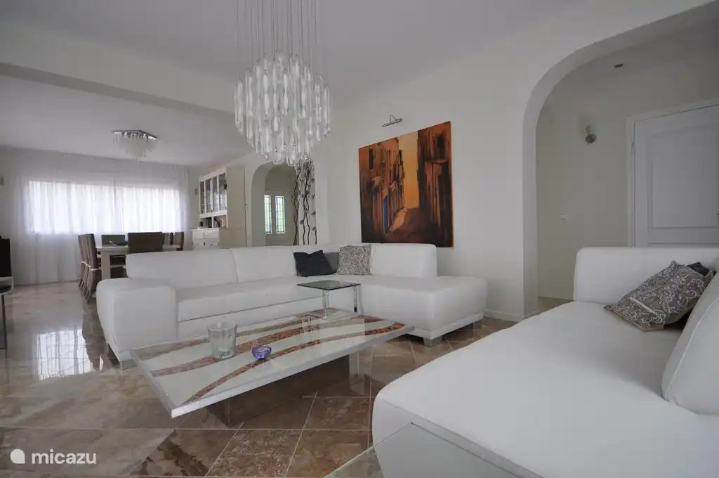 Geschmackvoll eingerichtetes Wohnzimmer mit einem schönen Sofa und einen Essbereich.