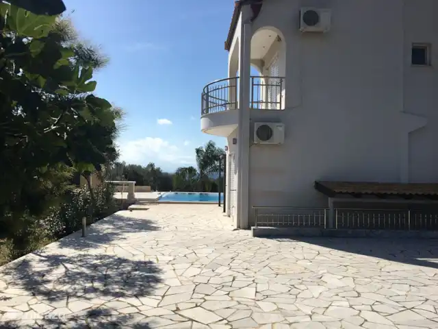 Villa individuelle de luxe Livadia | Grèce, Péloponnèse, Kantia - villa Vue depuis la terrasse arrière ombragée.