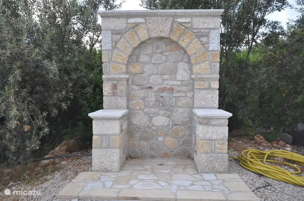 Naturstein Außendusche. Herrlich um nach dem schwimmen om das Salzwasser einfach ab zu spülen.