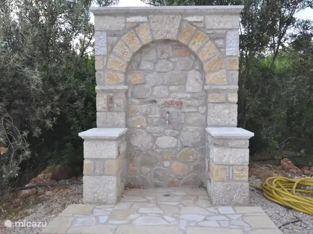 Villa individuelle de luxe Livadia | Grèce, Péloponnèse, Kantia - villa Douche extérieure en pierre naturelle. Idéal après la baignade pour rincer l'eau salée.
