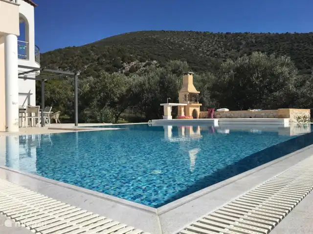 Villa individuelle de luxe Livadia | Grèce, Péloponnèse, Kantia - villa Regardez par-dessus la piscine pour le barbecue en plein air.
La piscine est magnifique car vous ne souffrez pas d'irritations cutanées, d'odeurs de chlore et de yeux rouges grâce à la purification de l'eau par électrolyse au sel
