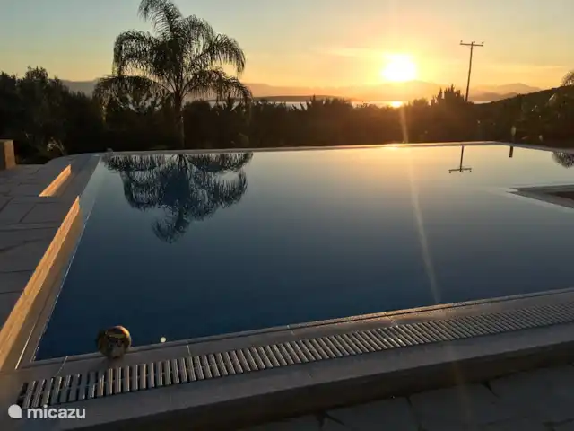 Villa individuelle de luxe Livadia | Grèce, Péloponnèse, Kantia - villa La piscine de la Villa Livadia au coucher du soleil. La piscine est magnifique car vous ne souffrez pas d'irritations cutanées, d'odeurs de chlore et de yeux rouges grâce à la purification de l'eau par électrolyse au sel