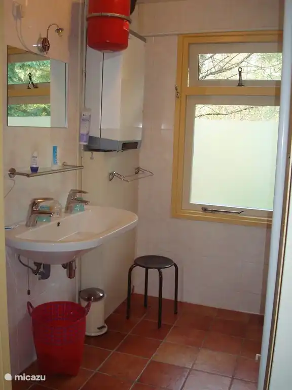 ¡Siempre a mano, como un lavabo doble! A la derecha entras en la ducha.