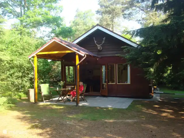 Troglodyte mignon | Pays-Bas, Gueldre, Emst (Epe) - maison de vacances Tôt le matin, vous sortez par les portes-fenêtres pour profiter du soleil sur notre terrasse.