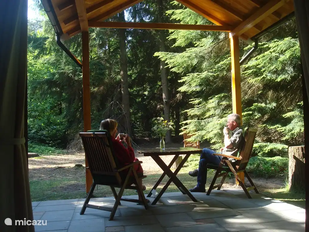 Y luego disparo desde la sala de estar una hora más tarde: tomando café juntos y disfrutando del silencio.
