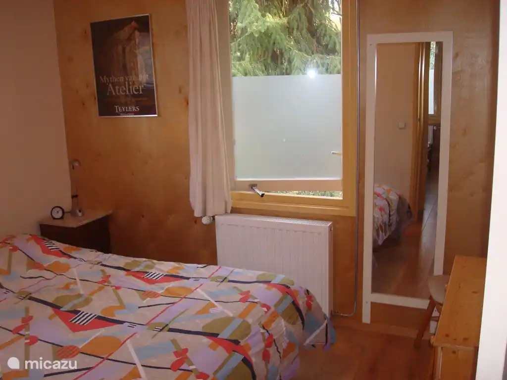 No es tan fácil de fotografiar en un espacio limitado, pero se obtiene una impresión del dormitorio con la cama doble.