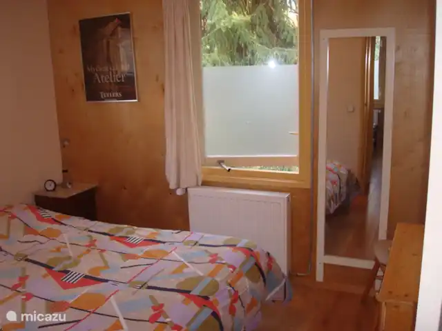 Troglodyte mignon | Pays-Bas, Gueldre, Emst (Epe) - maison de vacances Pas si facile à photographier dans un espace limité, mais on se fait une idée de la chambre avec le lit double