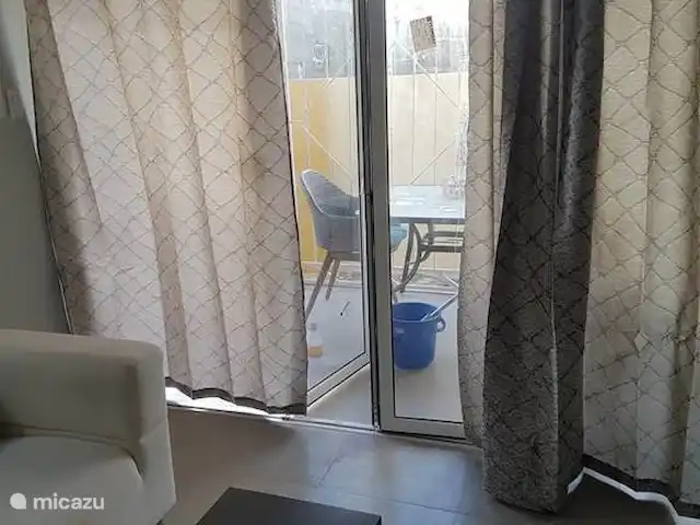 Location de Vacances Curaçao, Curaçao-Centre, Steenrijk, appartement - Appartement Reina Naomi 5B Steenrijk Salon, la porte pliante s'ouvre complètement