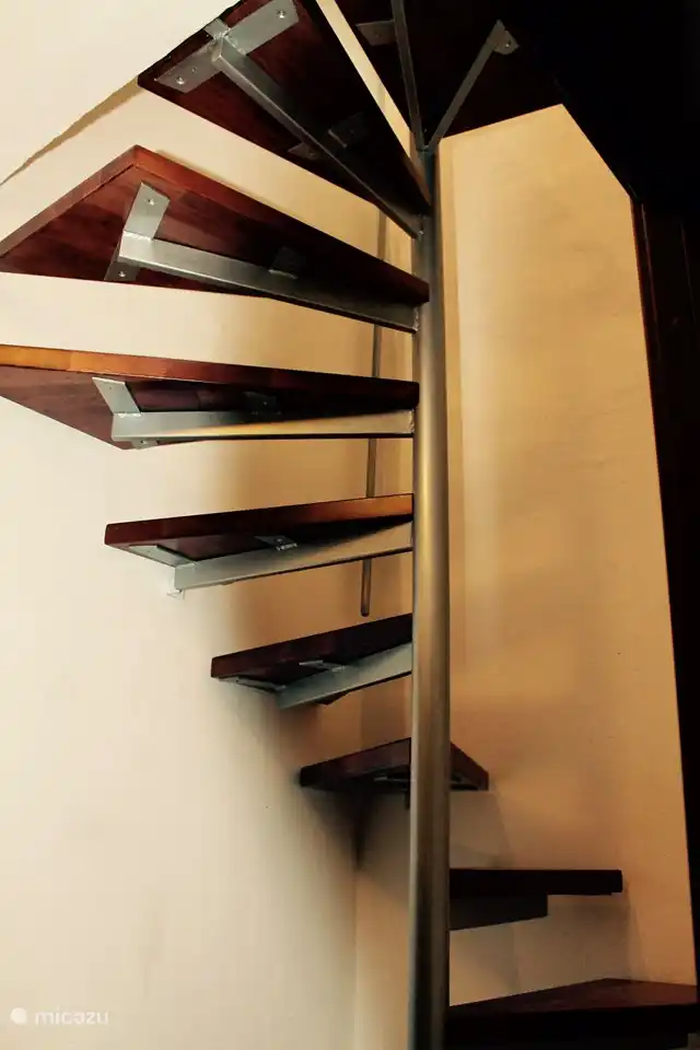 Las escaleras te llevan al piso para dormir con terraza en la azotea.