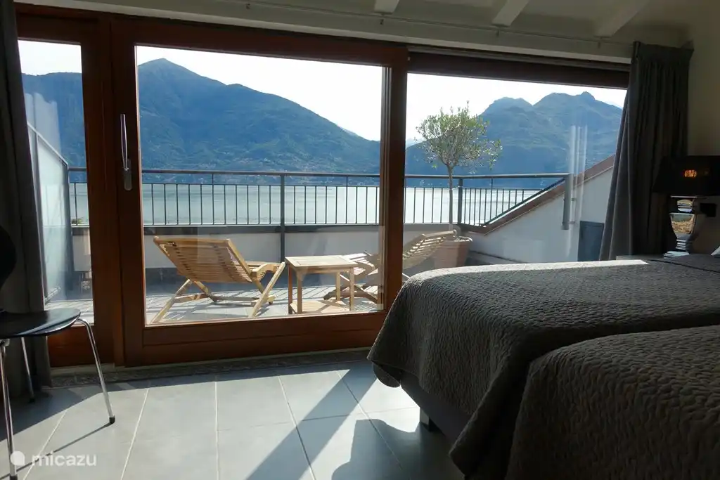 A través de una puerta corredera se accede a la azotea.