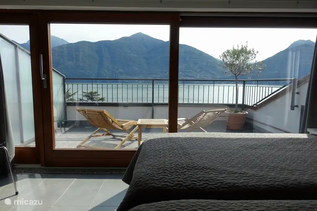 Dormitorio con 2 cómodas camas box spring extralargas de 90 x 210