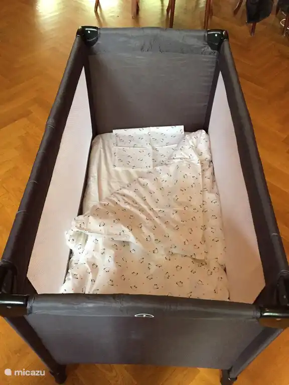 Una cuna disponible bajo petición.