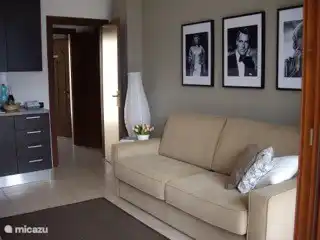 Este apartamento tiene una acogedora sala de estar con puertas que dan al balcón con una hermosa vista sobre el lago. Hay una cocina abierta moderna y bien equipada y un cómodo sofá cama (160x200), en caso de que desee quedarse con 4 personas.