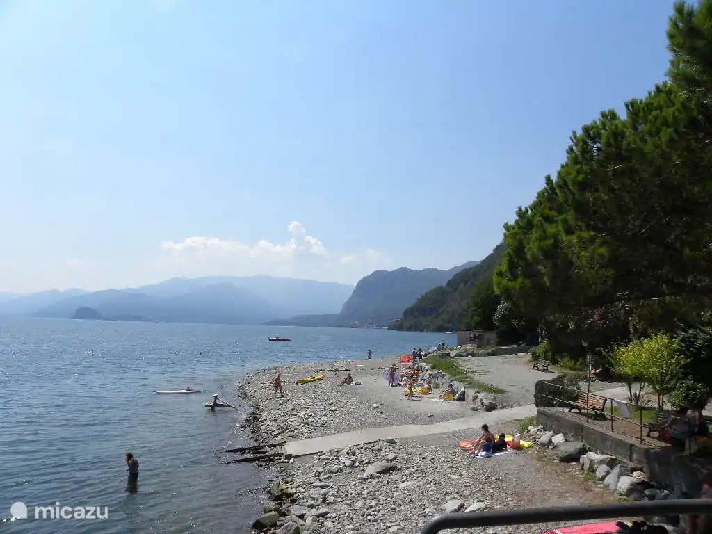 Esta parte de la playa está iluminada por la noche, por lo que puedes nadar hasta altas horas de la noche.