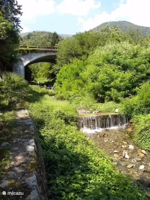 El arroyo de la montaña que desemboca en la playa.