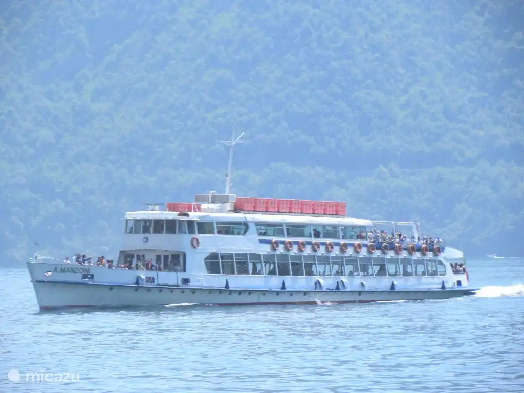 El ferry te llevará a todos los pueblos del lago. Una travesía de Menaggio a Bellaggio o Varenna merece mucho la pena.