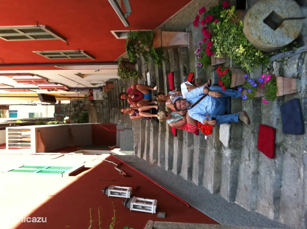 ...comiendo un helado en las escaleras, con vista al lago.