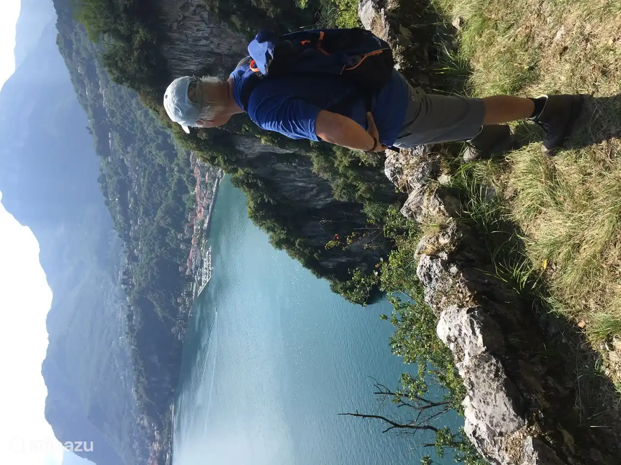 Escalando en las montañas.