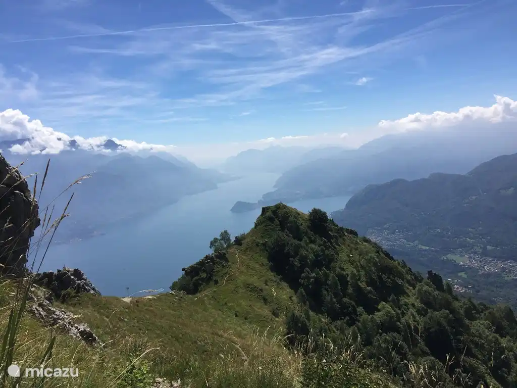 Vista sobre el lago de Como desde Monte Grona después de una hermosa y dura caminata.
