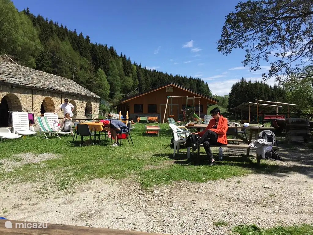 En lo más alto de las montañas puedes comer aquí en una granja de cabras. Solo se sirven productos propios. Hay perros, gatos, cabras, gallinas y gansos deambulando y mendigando en secreto cuando la esposa del granjero no está mirando...