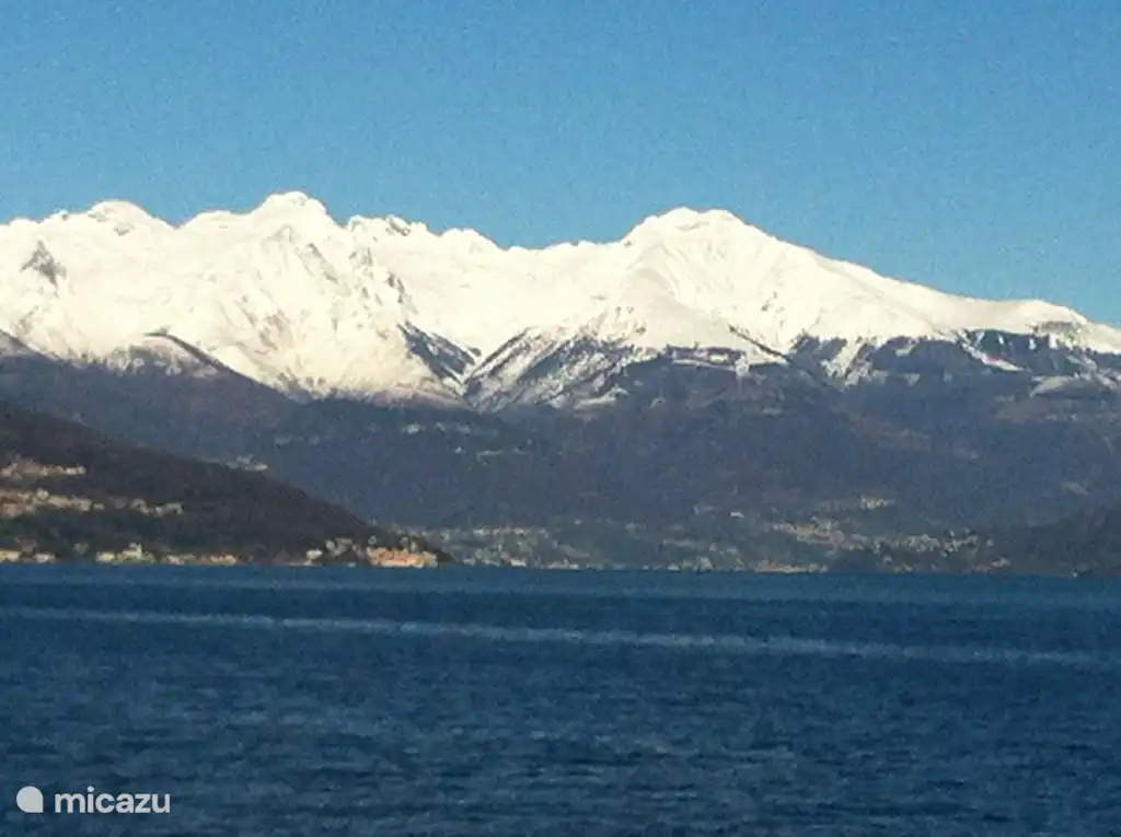 Los inviernos también son geniales en esta parte de Italia. Los Alpes son blancos, el aire se siente limpio y frío y el sol te calienta.
Y una bonita zona de esquí se encuentra a 40 minutos en coche de los apartamentos.
