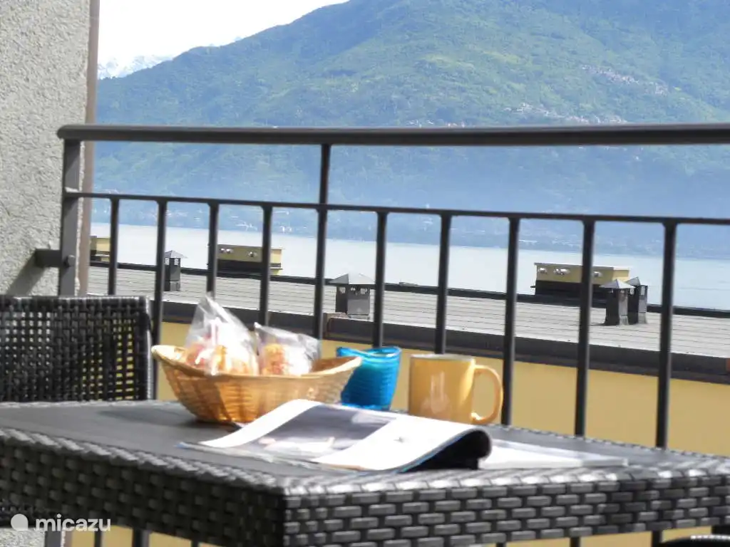 En el balcón soleado puede tomar un delicioso desayuno y disfrutar de la vista.