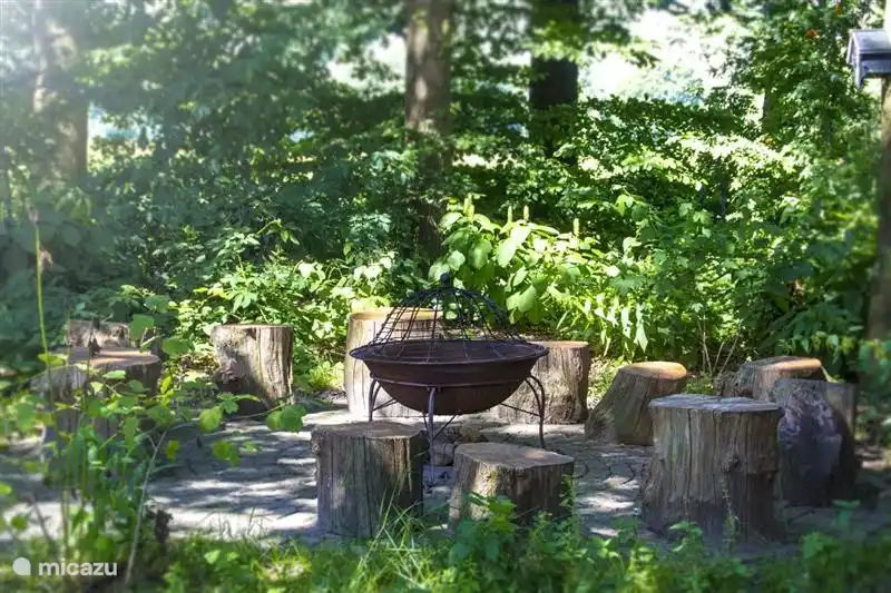 An einem warmen Sommerabend sind alle gemütlich mit der Feuerstelle